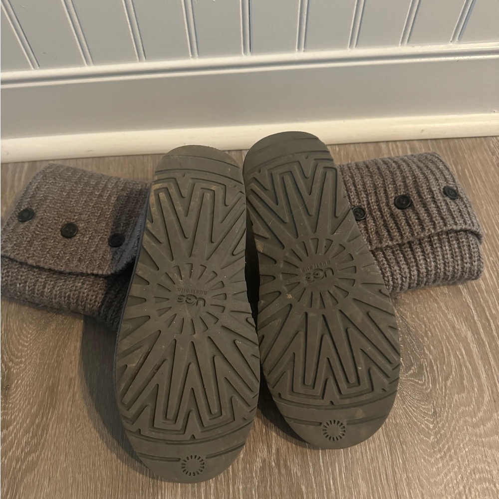 Women’s grey sweater uggs. Used but in good condition! - Picture 5 of 5
